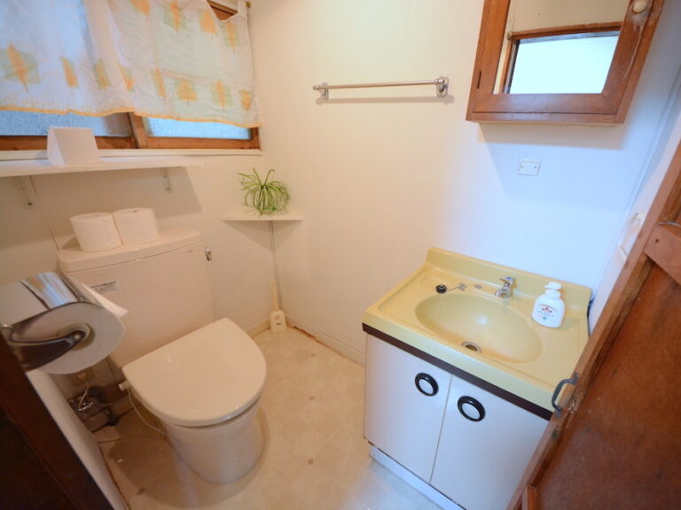 Bathroom Cottage #6