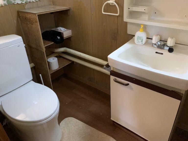 Bathroom Cottage #9